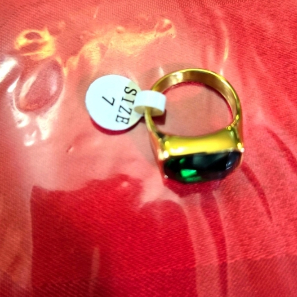 Ring Emerald Green Color Gold Plated Over Stainless Steel Ring - Picture 7 of 9